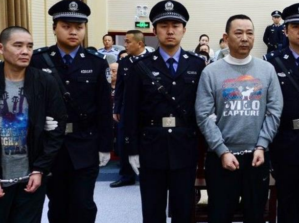 他是四川地下皇帝,比乔四爷还嚣张,人们听见他的名字都闻风丧胆