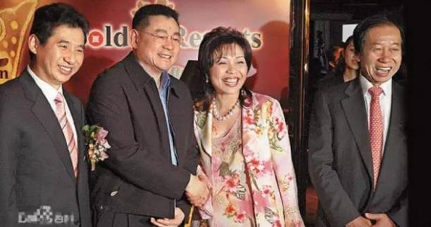 弃美国绿卡回国,出身赌业世家却不靠父亲,月赚