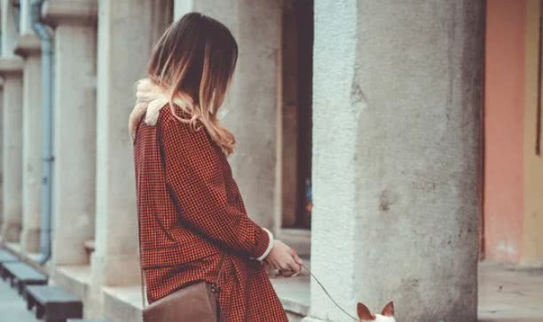 傻女人重感情,笨女人重家庭,聪明的女人重……