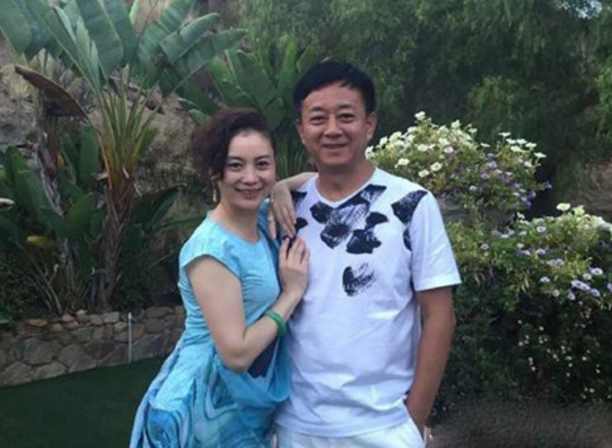 主持人朱军47岁妻子近照,大气如董卿,满满的少女心