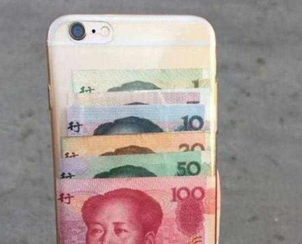 很多人在手机壳后放钱,原来还有这样的寓意,大