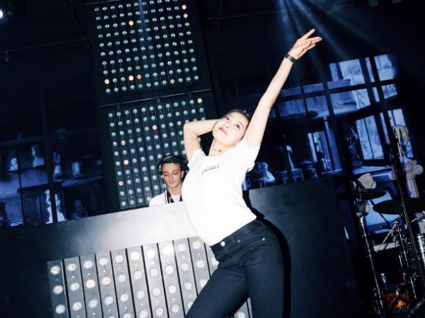 陈伟霆宋茜酒后贴身跳辣舞,场面嗨爆!网友:宋茜这身材真有料