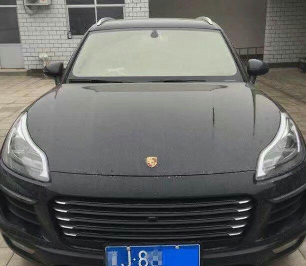 小伙借朋友的保时捷扮富二代，洗车时被洗车工嘲笑