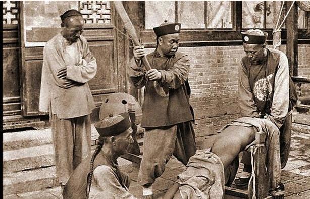 慈禧为对付一妃子, 竟对30多个太监当众做此事, 李莲英都红了脸