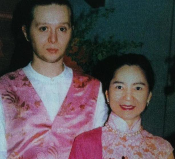 邓丽君葬礼入殓师精心化妆,成龙缺席,而他灵堂上香却被赶了出来