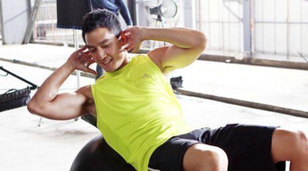 吴彦祖肌肉照合集,健身的吴彦祖最帅,你们觉得