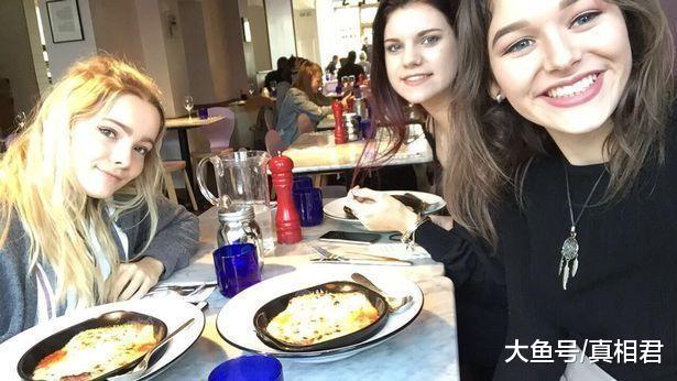 年轻的女厌食症患者体重只有25公斤! 正面临死亡危险!