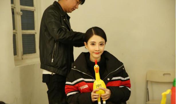 冯提莫化身酷女郎登上《男人装》终结者2全球