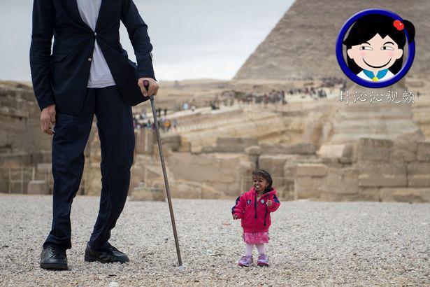 同样是拍照, 世界上最高的人这样拍, 然而世界上