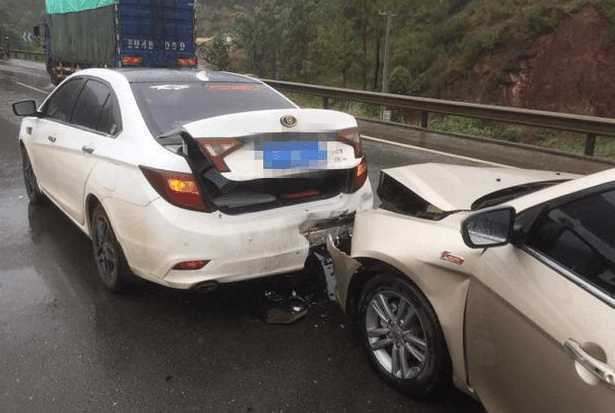 吉利帝豪高速追尾比亚迪同是国产神车, 为何质量差距