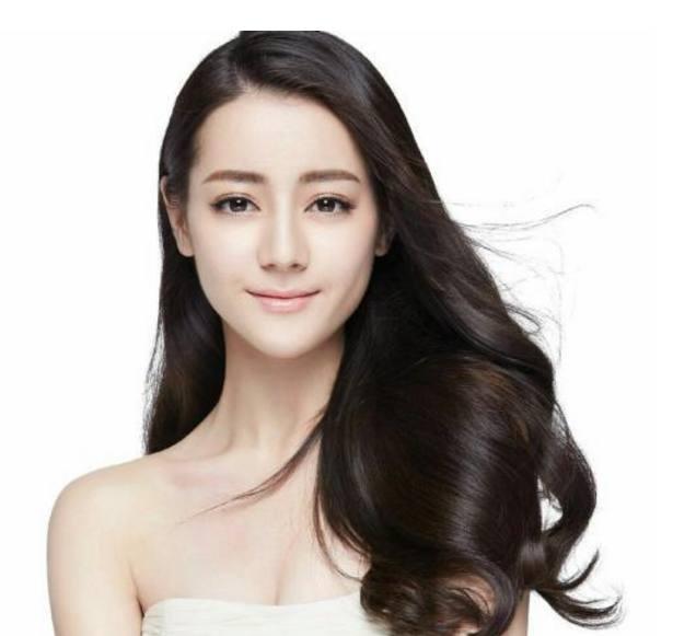 迪丽热巴父母照片被曝光!我敢说,她绝对没有整