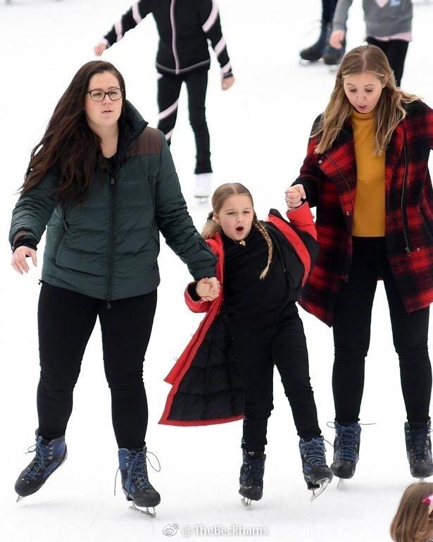 小七最新照片!红色羽绒服真漂亮,贝嫂维多利亚给女儿加油