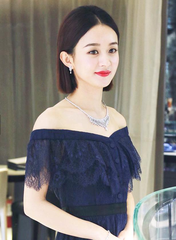 赵丽颖蓝色长裙露肩亮眼,网友:发型略简单,但依然很美