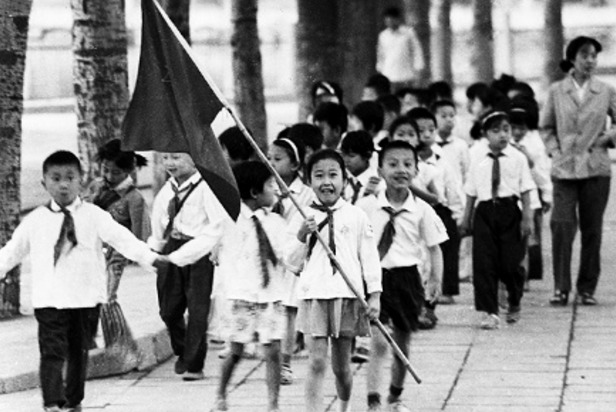 八十年代时期的老照片 孩子的笑容 女子骑自行