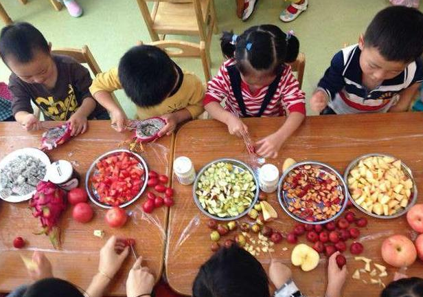 幼儿园孩子吃水果要拍照,妈妈发现了异样,家长