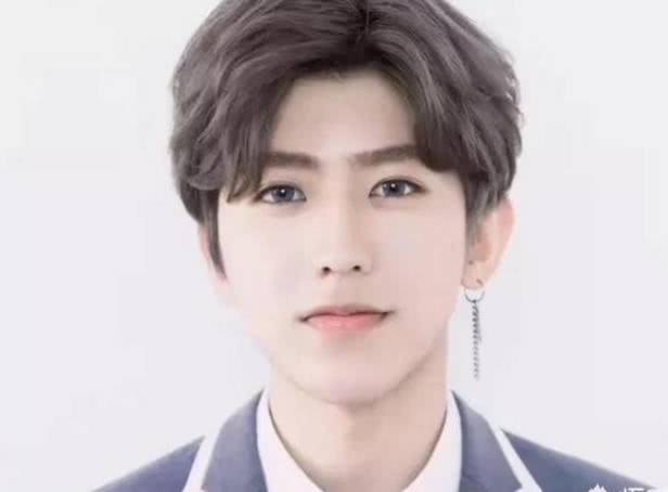 蔡徐坤明明人气很高,舞台很炸,为什么每次现场