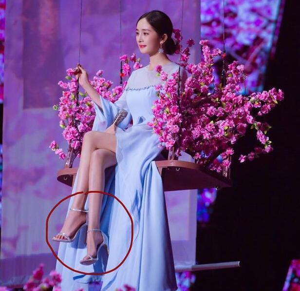 杨幂参加某卫视的跨年,身穿一身蓝色裙子简直美腻了,瞧这大长腿大老远