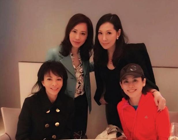 TVB仙气女神吴美珩，带儿子现身中环购物，45岁保养得宜皮肤水嫩