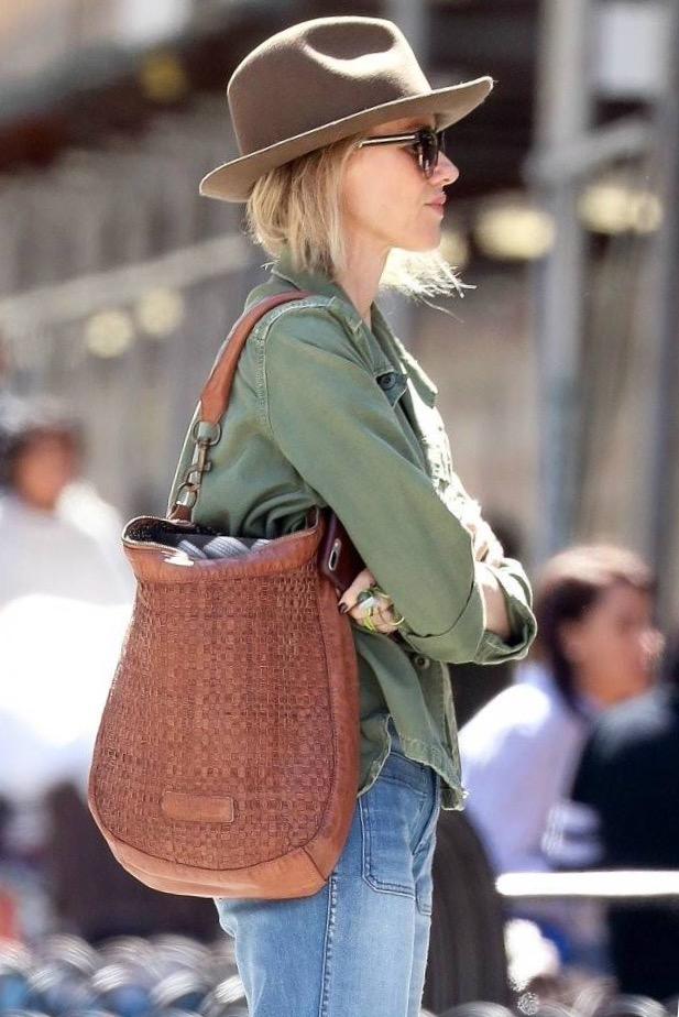 军绿色工装外套搭配浅色牛仔裤,和谐的穿搭,配