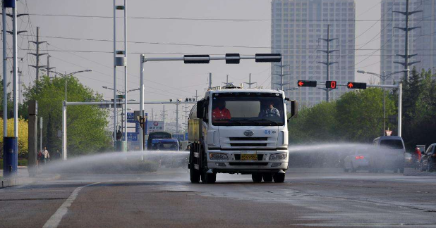 洒水车司机:用汗水洒出城市的美丽,你知道他