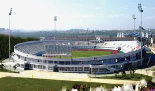 定了!传说中的武汉卓尔主场正在更换草坪!