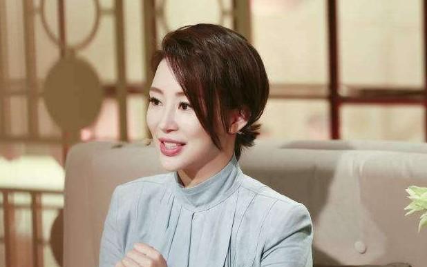 当潘晓婷放下球杆、脱掉高跟鞋之后