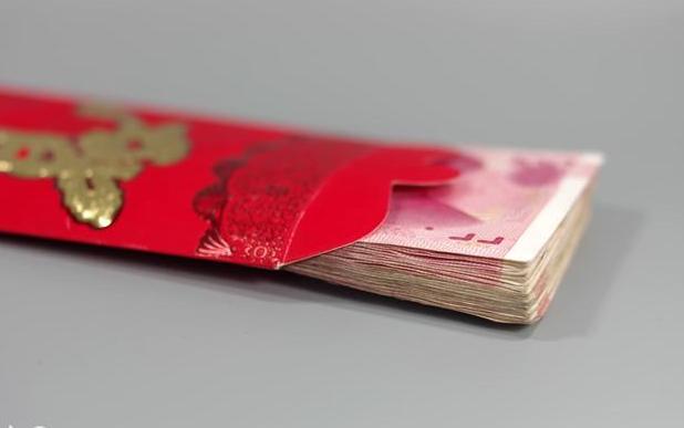 然后我从自己工资里拿出五万块钱,让老公包个大红包,到时候给妹妹