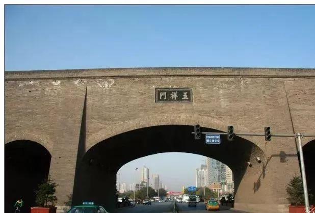 莲湖路和环城西路三条交通要道,西安地铁一号线也设有"玉祥门"站