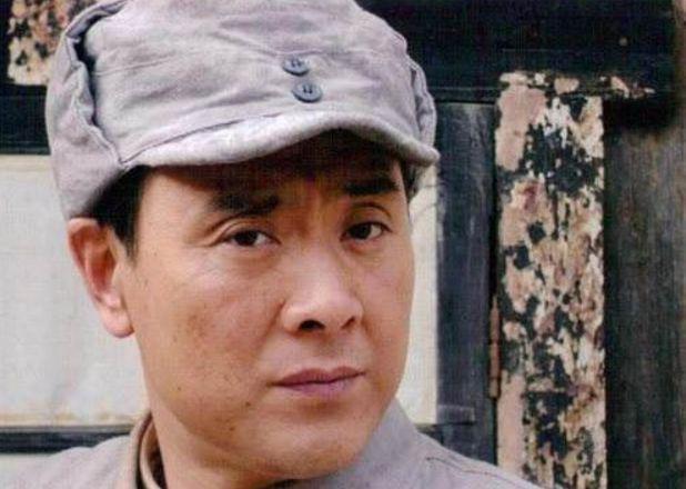 国家一级演员,李连杰未带火他,龙套15年终凭《亮剑》丁伟爆红