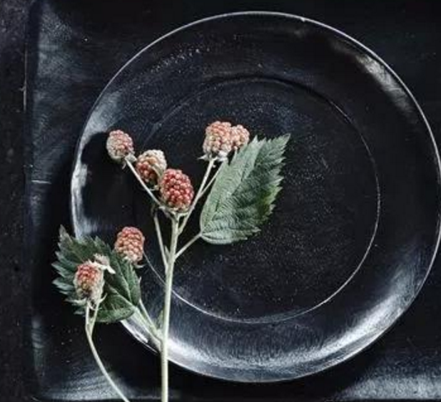 过去已成往事,再回首也是徒劳,回不去的曾经终