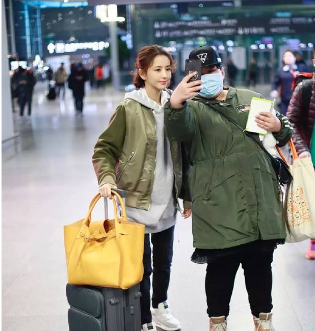 春晚穿同一件红裙!景甜老气