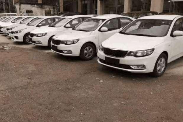 偶遇十几台起亚库存车, 店员: 库存时间一年多了