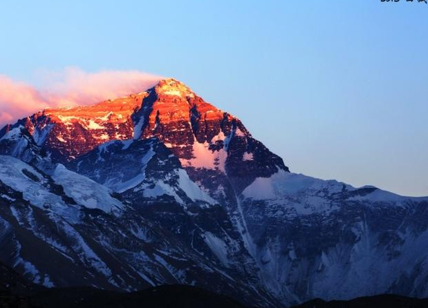 一万颗原子弹在太空中爆炸，地球会被炸裂吗？...