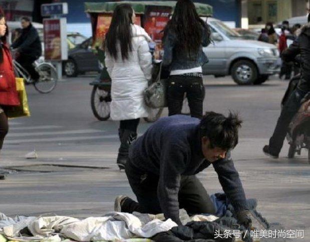 一个乞丐卧倒在路边哭天抢地,谁知却被一泡尿给搞砸了