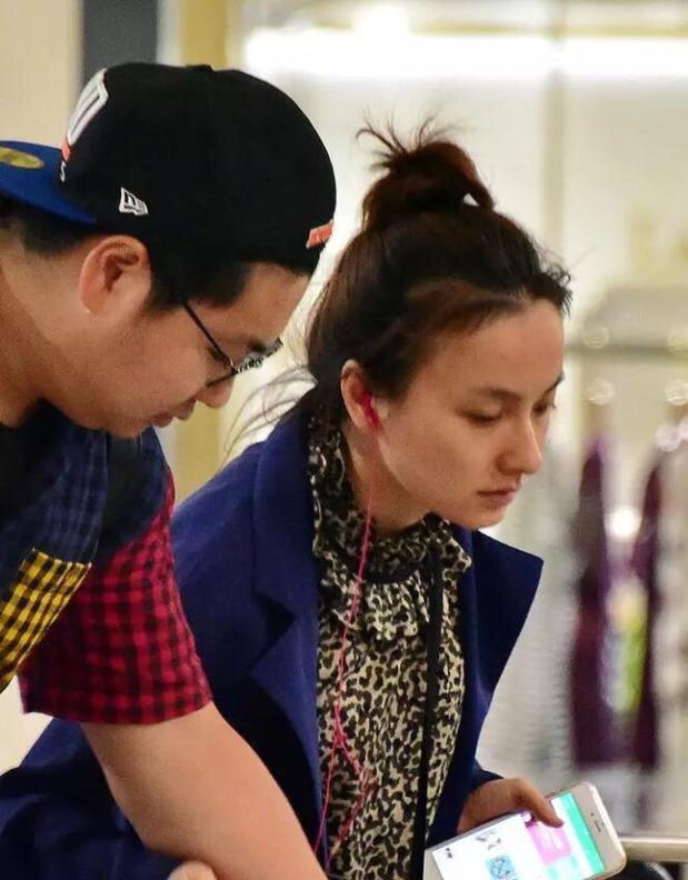 吴昕病怏怏的现身机场,走路摇摇晃晃的乘机看