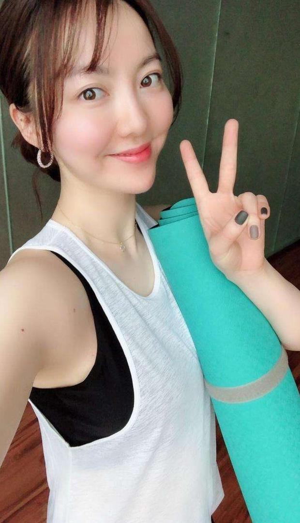 余声晒瑜伽美照, 展现完美身材雪白肌肤, 这么优秀还这么努力