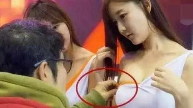 搞笑图片幽默段子笑话：服务员点菜，我老婆肚子饿了