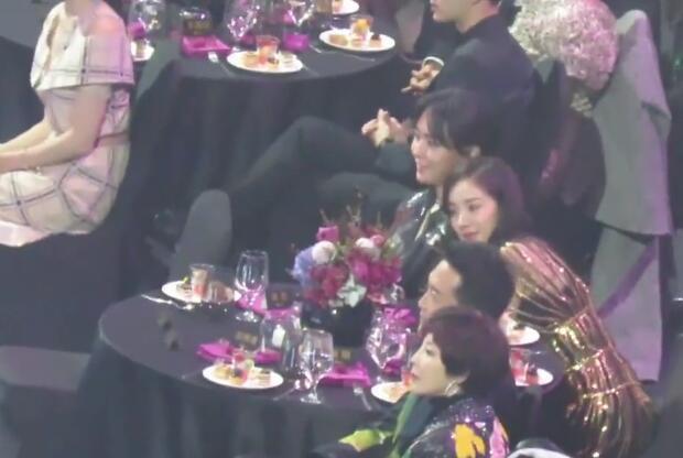 古力娜扎以为张杰要来握手 伸手发现他是去握