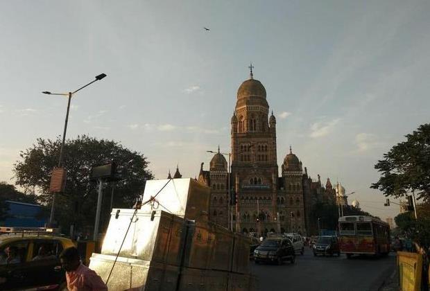 印度人骄傲的把孟买比作上海,却被网友批连中