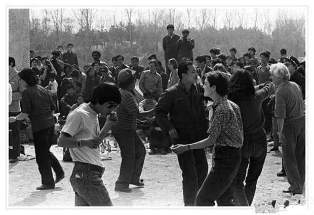 1980年代北京老照片, 图3有钱人才能用, 图5现在已经消失!
