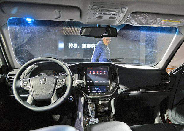 内饰与老款车型基本一致,不过拥有新的木纹装饰,