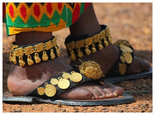 非洲土豪最接地气炫富方式,全身穿戴黄金,连鞋子都是金的