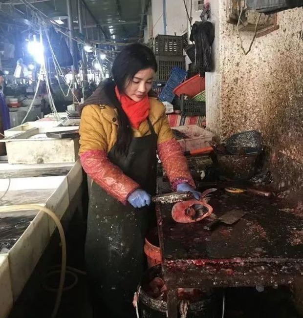 ▼ 杀鱼去鳞,水盆捞鱼, 姑娘都耍得有模有样.