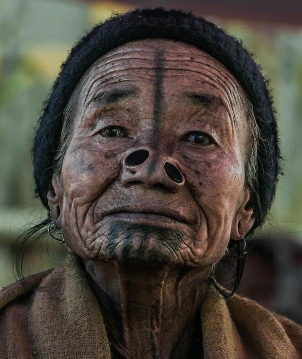 这里的男人为了防止妻子太美被抢走,往鼻子插鼻塞,用墨汁掩面