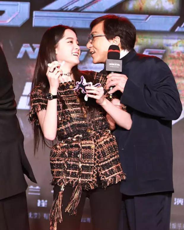 成龙搂欧阳娜娜想亲遭拒,欧阳娜娜表情亮了,网友:房祖名怎么看