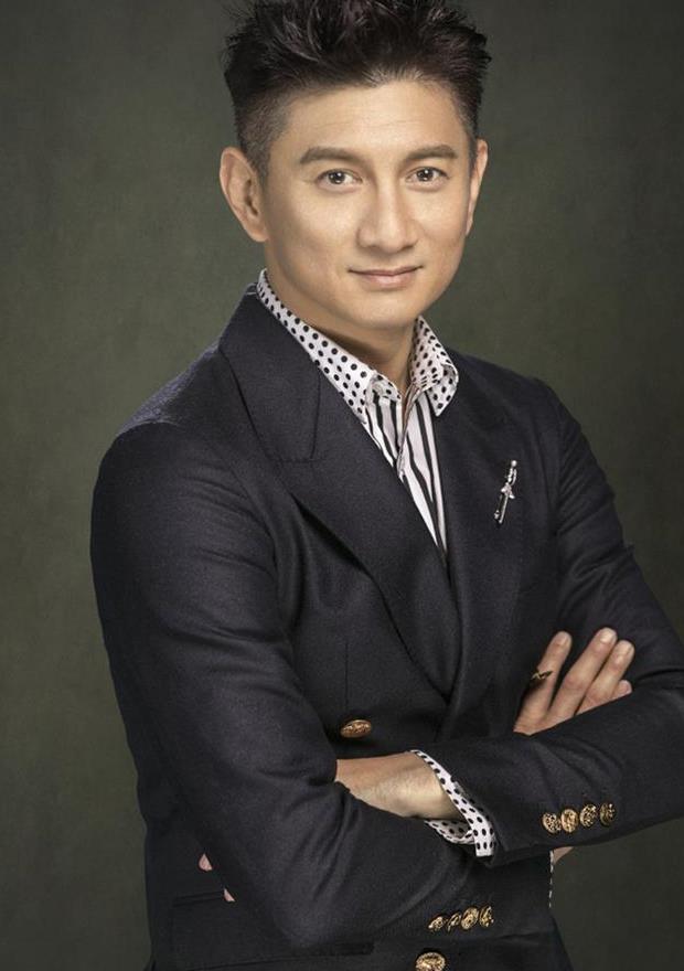 吴奇隆写真照来袭 最是那一低头的温柔 网友:帅到极致