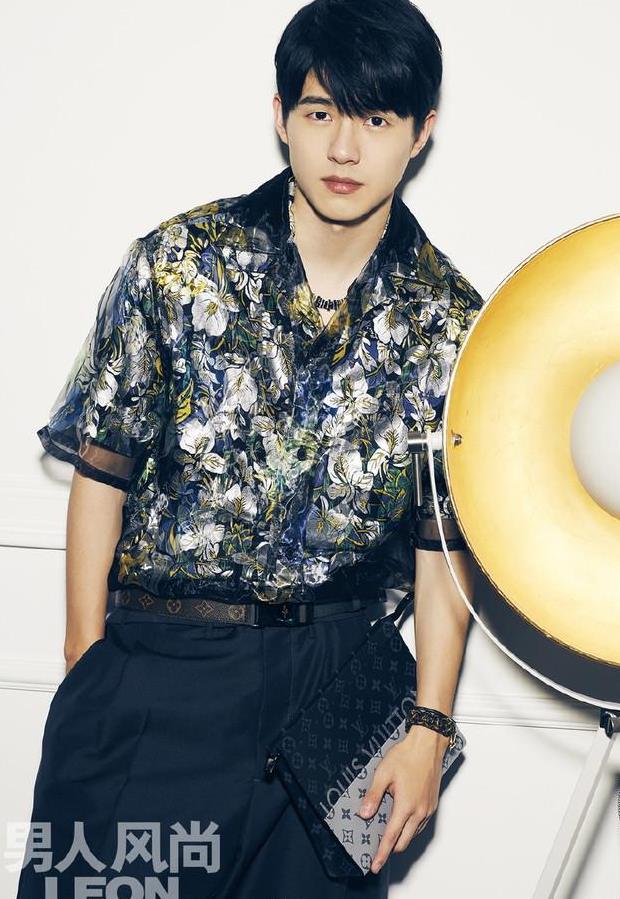 刘昊然穿着全套LV拍时尚大片 网友:全程都在看