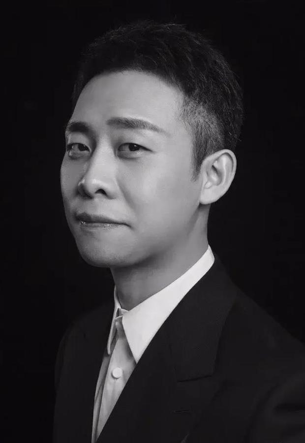 在陆续出演一些军人形象后,张译开始转型.