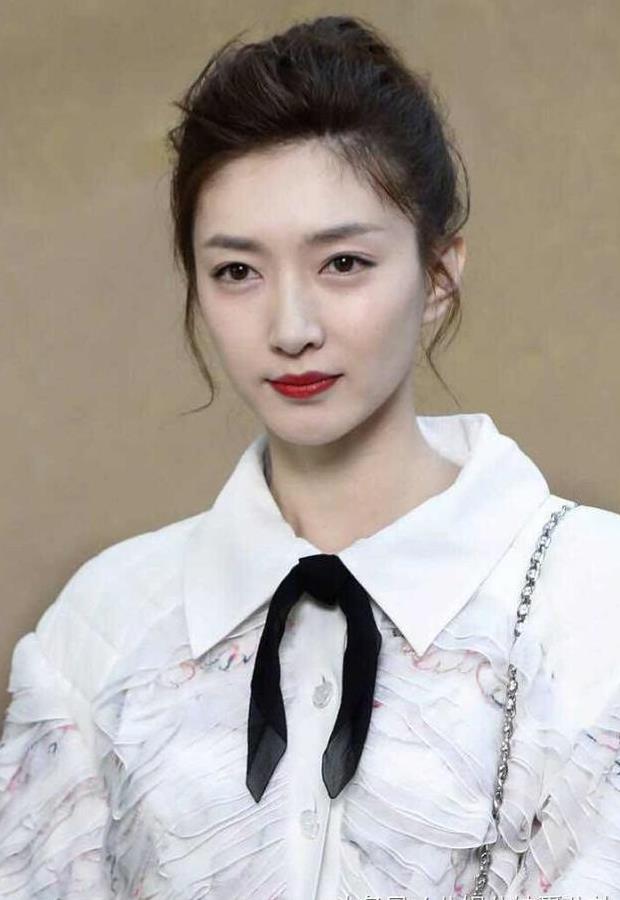 女明星看秀外网未修图流出,江疏影白成一道光