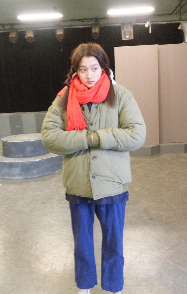 关晓彤裹绿棉袄美出新高度!郑爽的村姑输了